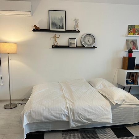 Evan Cozy Flat With Balcony & Parking, 13 September Boekarest Buitenkant foto